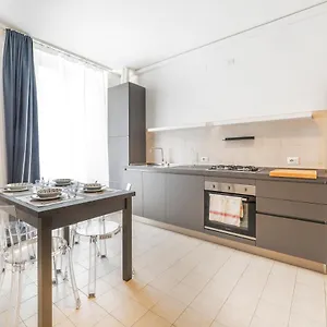 Roomy Close To Subway M5! Appartamento